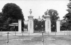 Kew Gardens,Kew Green,gates